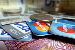V Česku je 11,7 milionu platebních karet. Roste i počet bankomatů