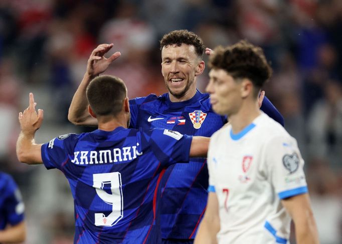 Zklamaný Ladislav Krejčí prochází kolem chorvatských fotbalistů, kteří slaví další gól v české síti v utkání kvalifikace MS 2026 Chorvatsko - Česko