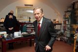 Václav Havel jde vstříc dalajlamovi, viditelně unaven zdravotními problémy.