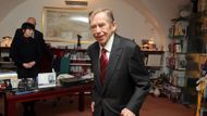 Václav Havel jde vstříc dalajlamovi, viditelně unaven zdravotními problémy.