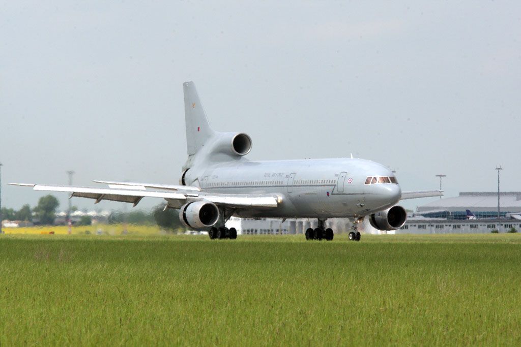 DC-3 na letišti v Ruzyni