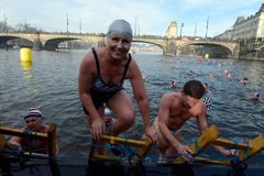 V Praze ve Vltavě plavali otužilci, sešel se jich rekordní počet