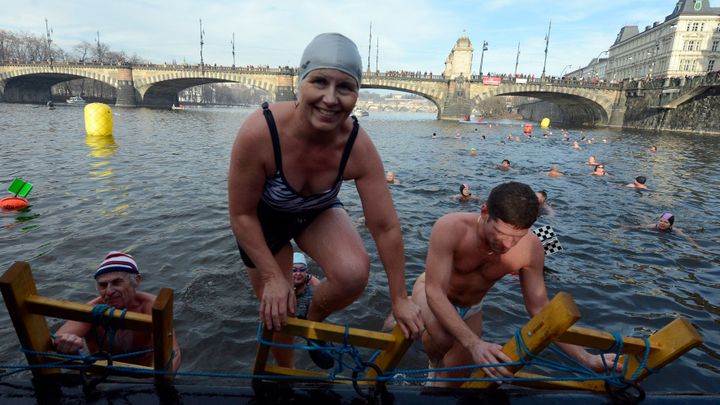 V Praze ve Vltavě plavali otužilci, sešel se jich rekordní počet