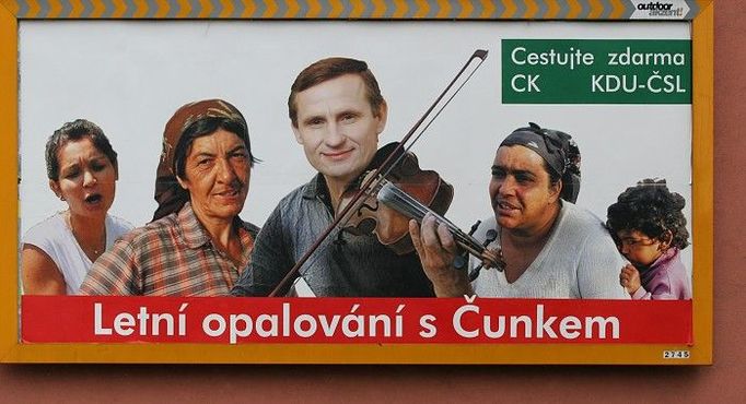 V Praze se objevily nové billboardy upozorňující na výroky Jiřího Čunka o Romech.