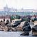 Obarvená Praha. Zbořený Karlův most i bruslení na Vltavě na sto let starých snímcích