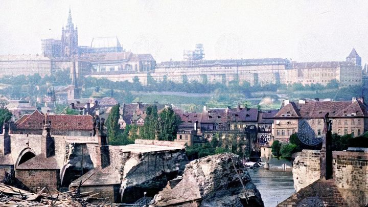 Obarvená Praha. Zbořený Karlův most i bruslení na Vltavě na sto let starých snímcích