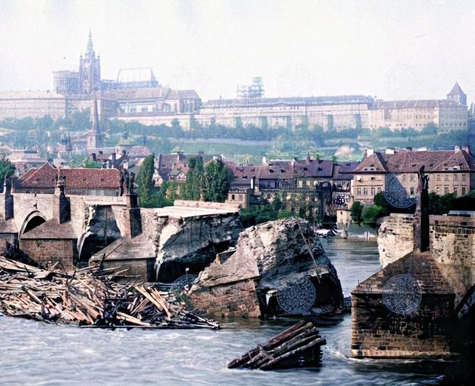 Pohled na pobořený Karlův most při povodni 4. 9. 1890 - od Staroměstských mlýnů směrem k Malé Straně. V pozadí Pražský hrad s rozestavěným chrámem sv. Víta. 1890