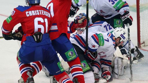Hokejisté Lva Praha Erik Christensen a Petr Vrána se snaží prostřelit Sergeje Bobrovského, Dmitrije Kalinina (7) a Kevina Dallmana (38) v utkání KHL proti SKA Petrohradu.