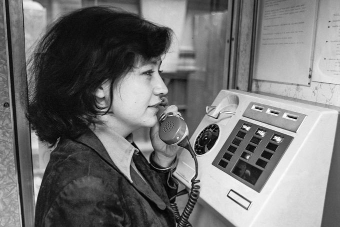 Žena telefonující telefonní budky pro místní meziměstské a mezistátní hovory během jejich zkušebního provozu v roce 1974.