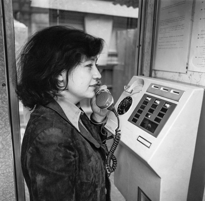 Žena telefonující telefonní budky pro místní meziměstské a mezistátní hovory během jejich zkušebního provozu v roce 1974.