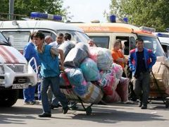 Trhovci po výbuchu na moskevském tržišti kvapně balí své zboží a přesouvají se do bezpečí.