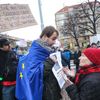 Protest proti vysvětlující tabulce u sochy maršála Koněva - pořádala KSČM