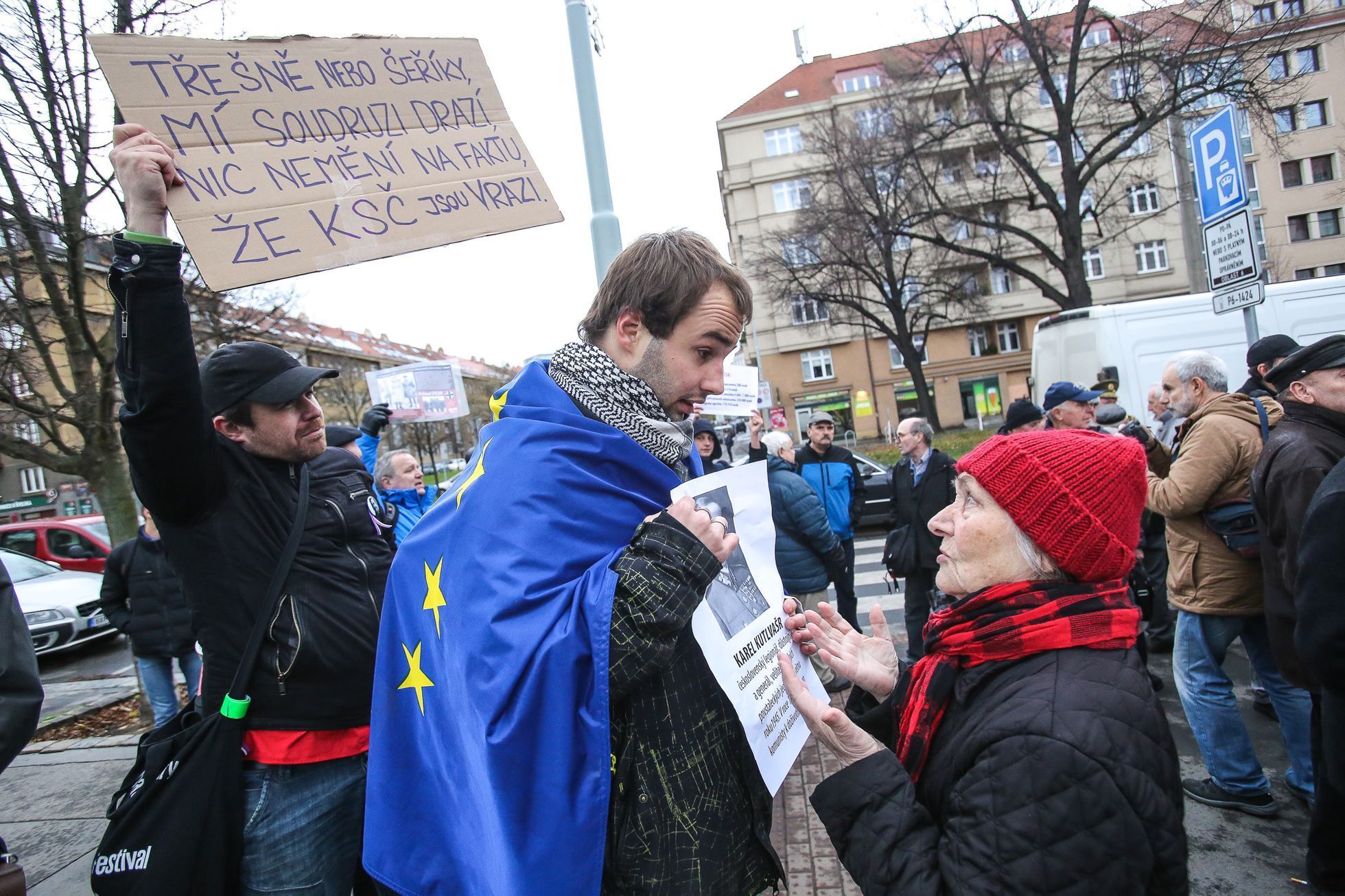Protest proti vysvětlující tabulce u sochy maršála Koněva - pořádala KSČM