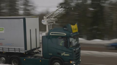 Doprava budoucnosti: Švédové testují kamion s trolejí jako tramvaj