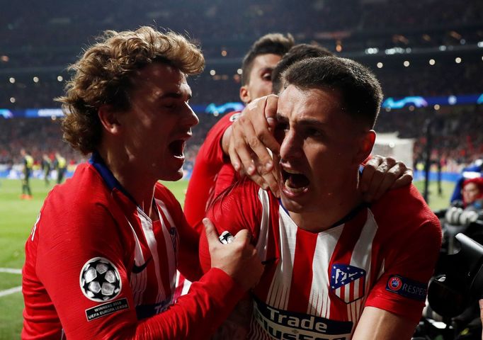 Jose Gimenez lsaví branku proti Juventusu.