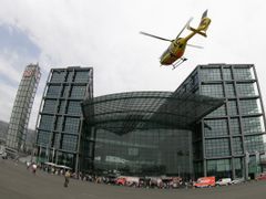 Vrtulník ADAC u hlavního nádraží v Berlíně.
