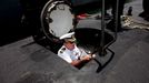 April 25, 2011 - Fort Lauderdale, Florida, U.S. - -- Fort Lauderdale, Fla. -- Commander John Gearhart disembarks the USS Annapolis (SSN 760), a S6G nuclear reactor powered fast attack submarine, at Port Everglades in Fort Lauderdale on Monday. The USS Annapolis measures 362 ft. in length and 33 ft. at the beam, a diving depth of over 400 ft., 27+ mph, 12 vertical launch missile tubes, 4 torpedo tubes, and a crew of 130 enlisted submariners. The submarine was commissioned April 11, 1992 with its homeport in Groton, Connecticut. USS Annapolis sailed to the 21st Anniversary of Fleet Week at Port Everglades, Fort Lauderdale. (Credit Image: © Gary Coronado/The Palm Beach Post) ( automatický překlad do češtiny )