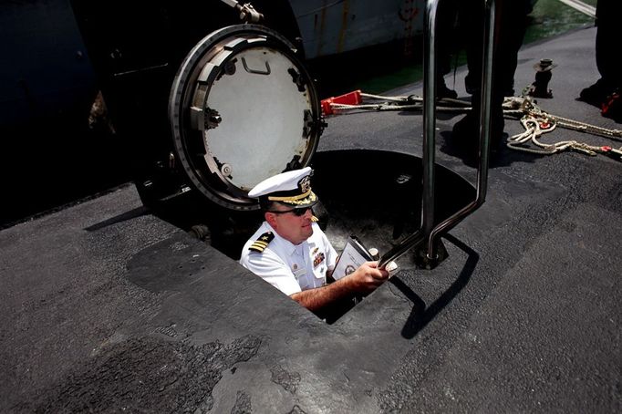 April 25, 2011 - Fort Lauderdale, Florida, U.S. - -- Fort Lauderdale, Fla. -- Commander John Gearhart disembarks the USS Annapolis (SSN 760), a S6G nuclear reactor powered fast attack submarine, at Port Everglades in Fort Lauderdale on Monday. The USS Annapolis measures 362 ft. in length and 33 ft. at the beam, a diving depth of over 400 ft., 27+ mph, 12 vertical launch missile tubes, 4 torpedo tubes, and a crew of 130 enlisted submariners. The submarine was commissioned April 11, 1992 with its homeport in Groton, Connecticut. USS Annapolis sailed to the 21st Anniversary of Fleet Week at Port Everglades, Fort Lauderdale. (Credit Image: © Gary Coronado/The Palm Beach Post) ( automatický překlad do češtiny )