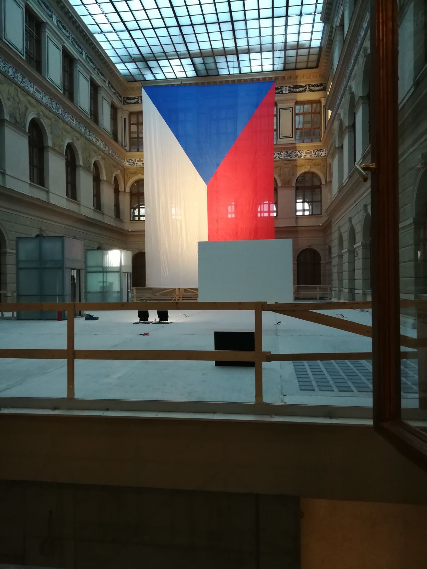 Před Národním muzeem se i druhý den po otevření tvoří dlouhé fronty.