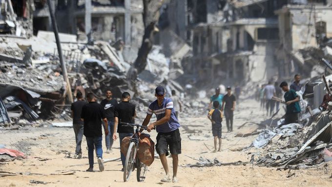 Palestinci v Pásmu Gázy, kterou už několik měsíců sužuje válka, snímek z 10. července 2024