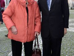 Mario Monti s manželkou Elsou, jak je novináři zastihli při odchodu z nedělní bohoslužby v Římě 13. listopadu 2011.