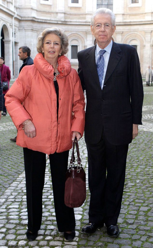 Italský politik a bývalý eurokomisař Mario Monti s manželkou Elsou