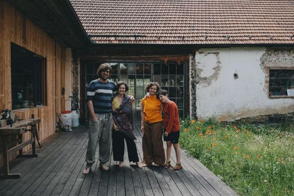 Nápadité bydlení se dá vytvořit z obyčejné stodoly, dokazuje rodina Klimešových, která z Prahy před pár lety utekla na Vysočinu.