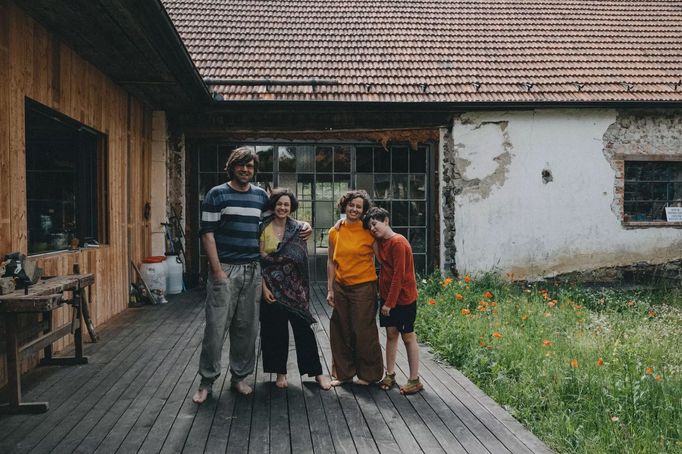 Nápadité bydlení se dá vytvořit z obyčejné stodoly, dokazuje rodina Klimešových, která z Prahy před pár lety utekla na Vysočinu.