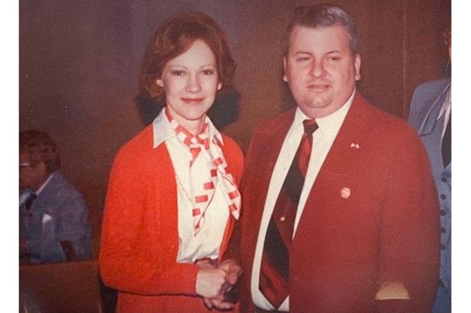 John Gacy, pozdější sériový vrah, s první dámou USA Rosalynn Carterovou na recepci po přehlídce v Chicagu, 6. května 1978.