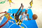 Oklahoma City, USA: Shai Gilgeous-Alexander z týmu Thunder střílí přes Pascala Siakama z Indiany ve druhé čtvrtině prvního zápasu finále NBA.