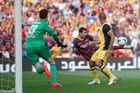 Katalánci ho dali, konkrétně Lionel Messi, který takhle překonal brankáře Atlética Courtoise. Rozhodčí ale branku neuznali.
