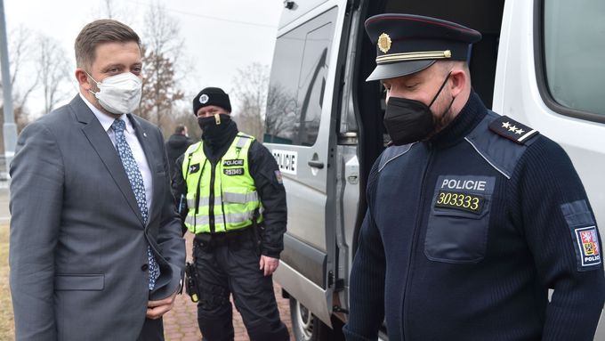 Ministr vnitra Vít Rakušan (STAN) na na česko-slovenské hranici s vedoucím odboru cizinecké policie Miroslavem Tóthem
