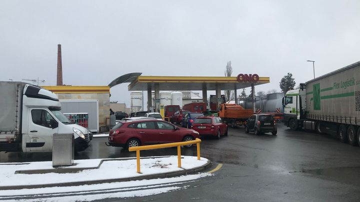 Ve frontě na levnější nádrž. Nafta za 44 korun? Tak drahé palivo v ČR ještě nebylo; Zdroj foto: Eva Srpová