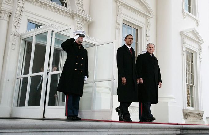 Barack Obama a George W. Bush společně vyšli ze severního vstupu do Bílého domu a nastoupili do připravené limuzíny.