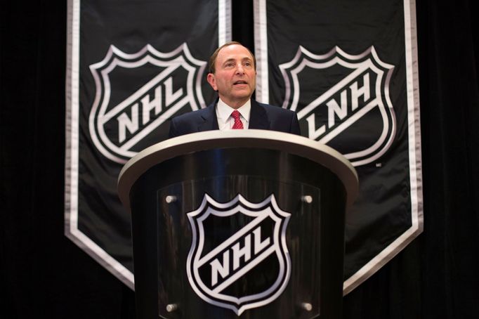 Komisionář NHL Gary Bettman na tiskové konferenci před startem NHL