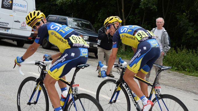 Roman Kreuziger a Alberto Contador jsou zatím stále členy Saxo-Tinkoff.
