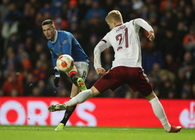 Ryan Kent a Filip Panák v zápase EL Glasgow Rangers - Sparta