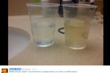 ...nebo fotky, které zaznamenávaly kvalitu vody. "V mém hotelu neteče voda. O pár hodin později už teče. Recepční mě přesto varuje: Nepoužívejte ji na obličej, obsahuje něco opravdu velmi nebezpečného," psala novinářka z Chicago Tribune na svém Twitteru.