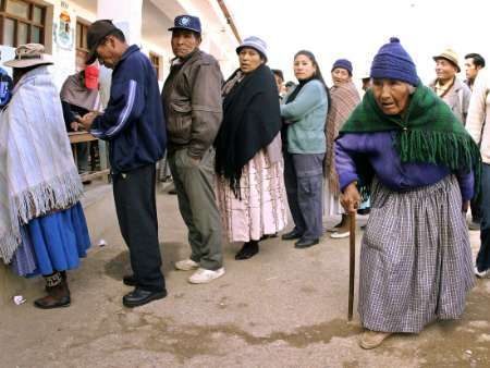Jedna z původních obyvatelek přichází hlasovat v metropoli La Pazu