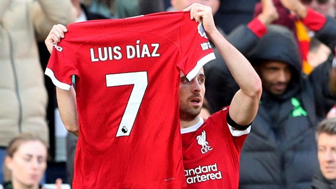 Diogo Jota drží tričko svého parťáka z Liverpoolu Luise Díaze, jehož tím podpořil po únosu otce. Ten už je na svobodě