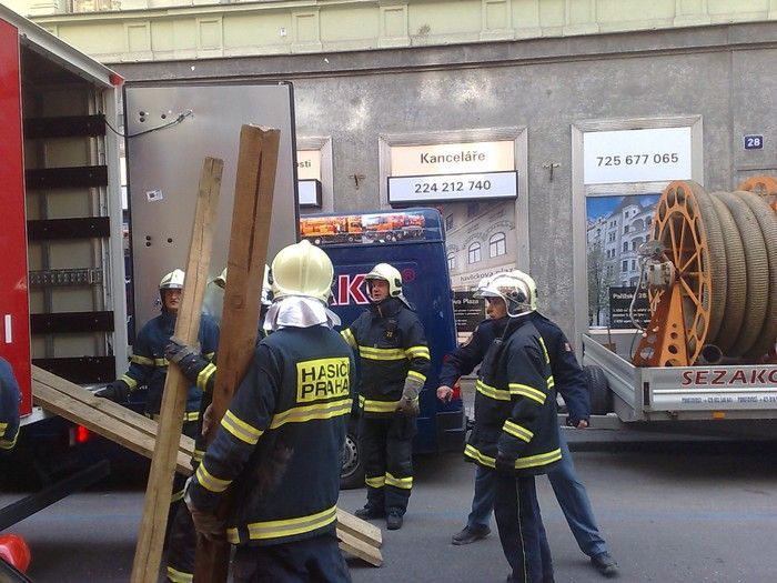 Částečně zřícený dům v pražské Soukenické ulici