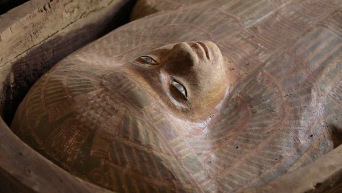 Archeologové objevili poblíž Velké pyramidy v Gíze starověké pohřebiště. Je v něm i hrobka pro dva kněží stará více než 4400 let.