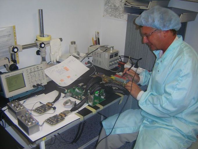 Testování letové elektroniky české sondy v laboratořích Czech Space Research Centre v Brně.