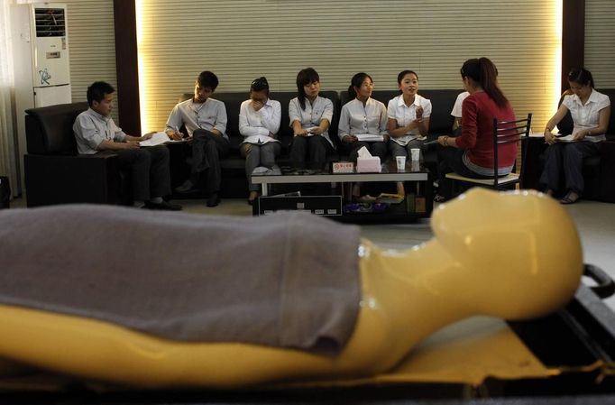 Students attend an undertaker service class at the Tianquanjiajing Funeral Service school in Jiaxing, Zhejiang province May 29, 2012. A new breed of young Chinese undertakers are fighting centuries-old taboos to gain social acceptance for their profession, saying they help the deceased and their families make their final parting with respect. There are more than 1,500 students across the country studying to become undertakers each year. Courses in funeral services take three years to complete and the service includes washing of the dead body as well as providing funeral make-up and dressing. Picture taken May 29, 2012. REUTERS/Carlos Barria (CHINA - Tags: SOCIETY) ATTENTION EDITORS - PICTURE 01 OF 17 FOR PACKAGE 'FUNERAL SERVICE STUDENTS' Published: Čer. 7, 2012, 2:43 dop.