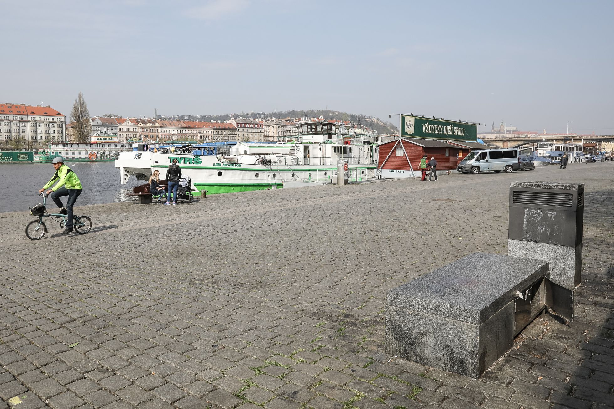 Kobky - Náplavka Rašínovo nábřeží v Praze - rekonstrukce, duben 2019