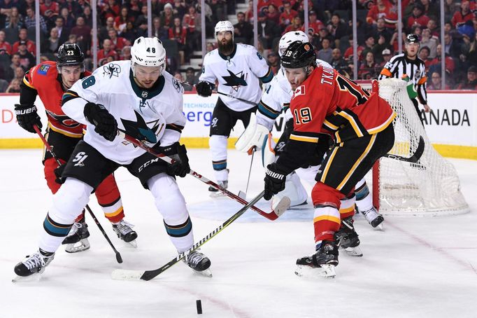 Tomáš Hertl v utkání na půdě Calgary.