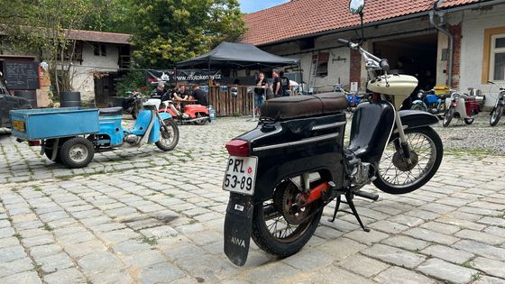 Jawa 50 pokřtěná na Černou svini vstala z popela. Jak to probíhá na táboře pionýrů