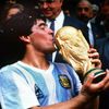 Diego Maradona s trofejí pro vítěze MS 1986