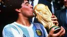 Argentinec Diego Maradona s trofejí pro vítěze fotbalového MS 1986