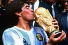 Dres, v němž dal Maradona gól "boží rukou", může stát více než 40 milionů korun